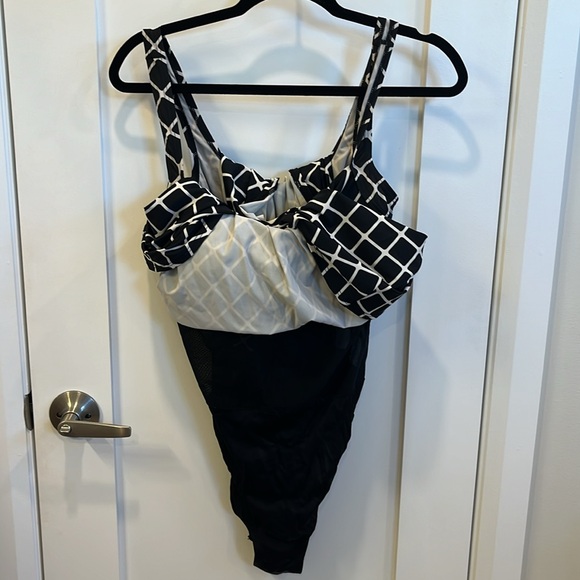 Plus size bathing suit. - Picture 3 of 4